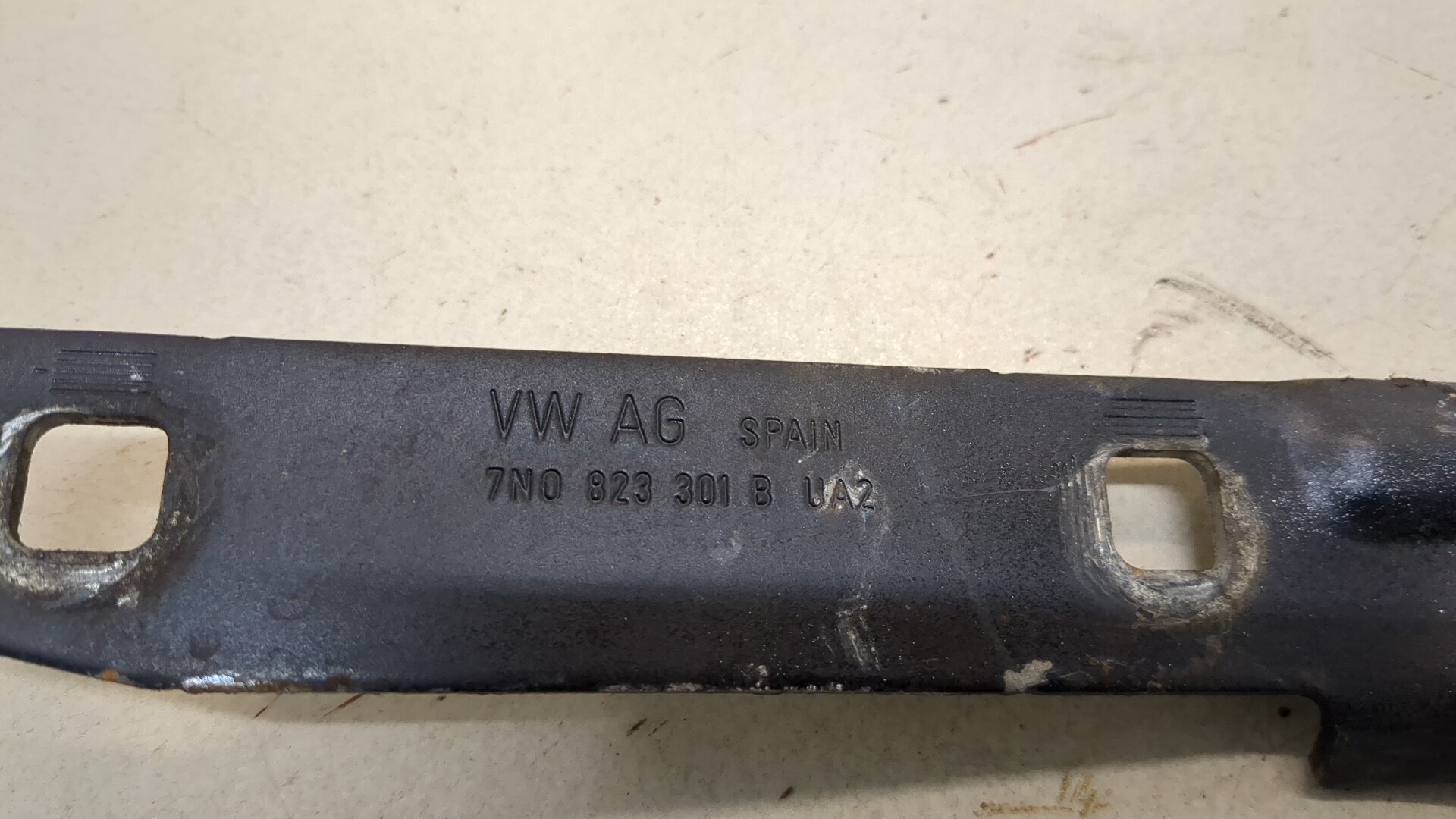 Петля капота левая