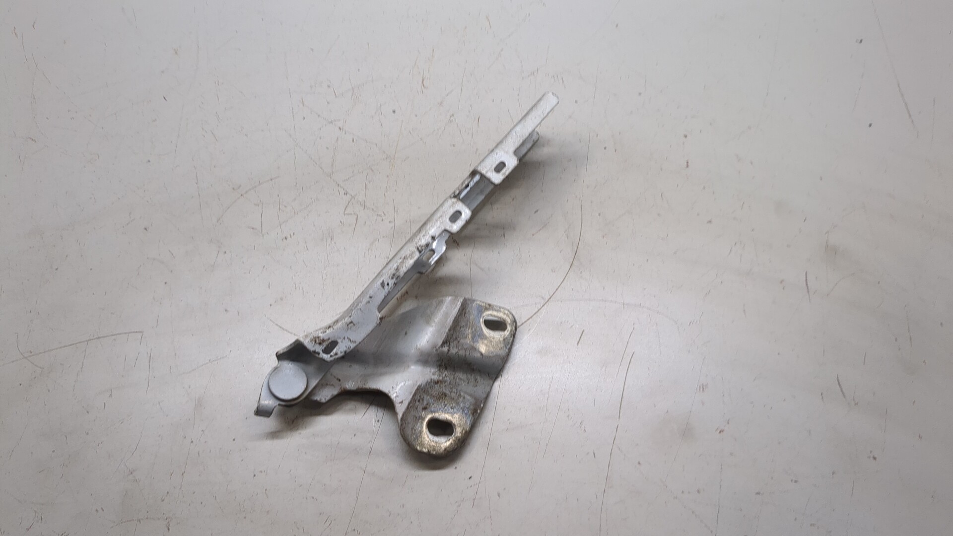 Петля капота левая