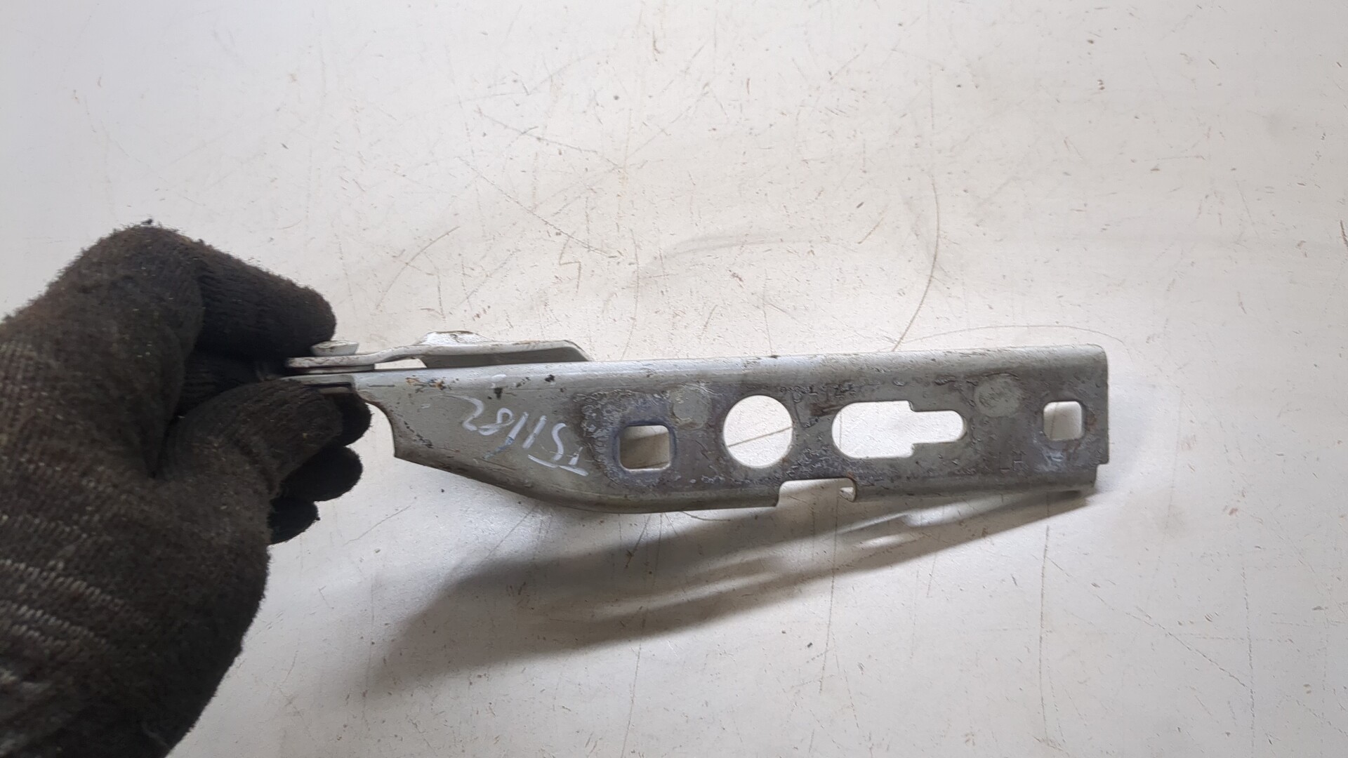 Петля капота левая