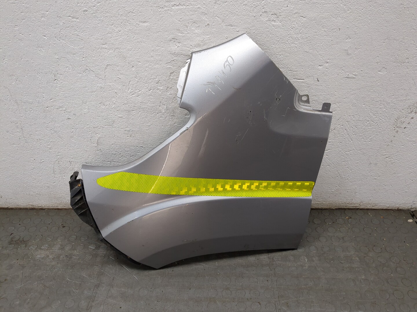 Крыло переднее левое