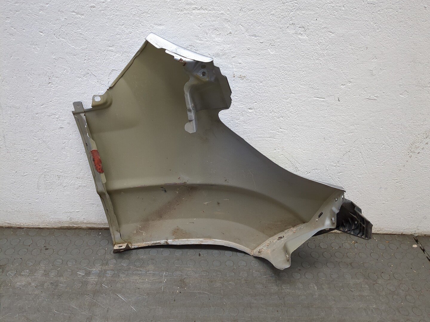 Крыло переднее левое