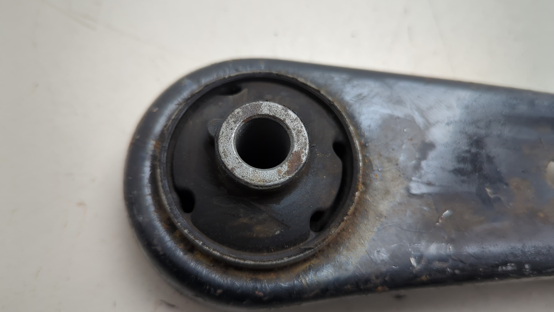 Рычаг передний правый