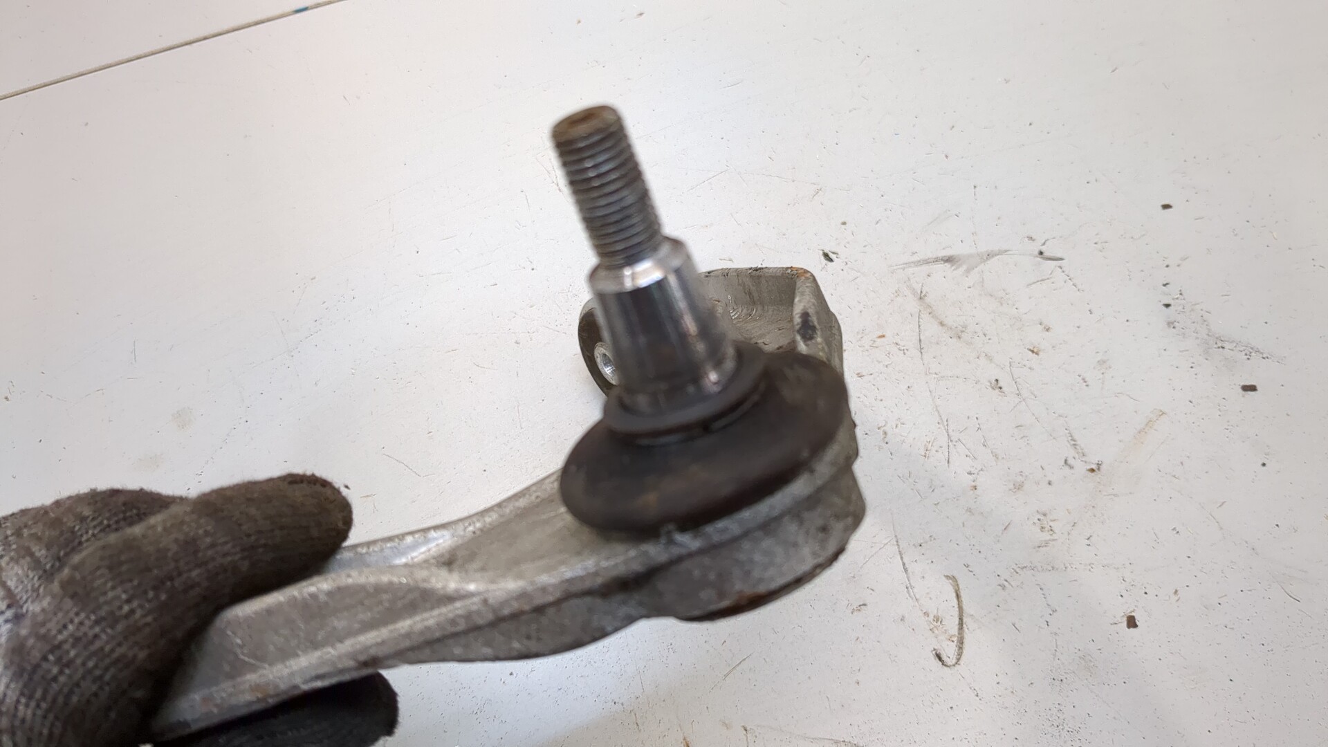 Рычаг передний