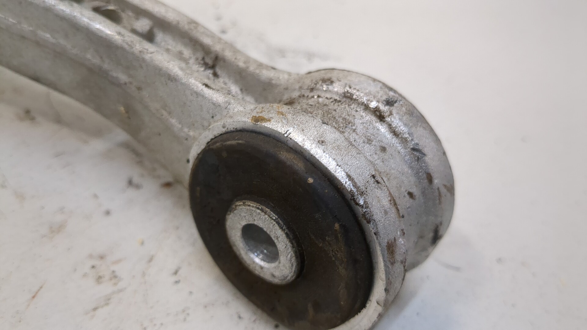 Рычаг передний