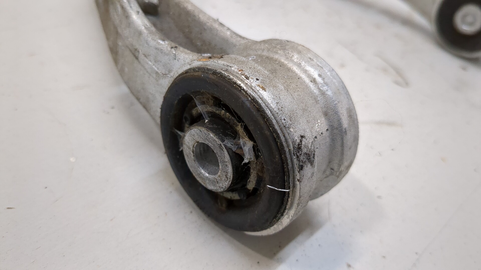 Рычаг передний