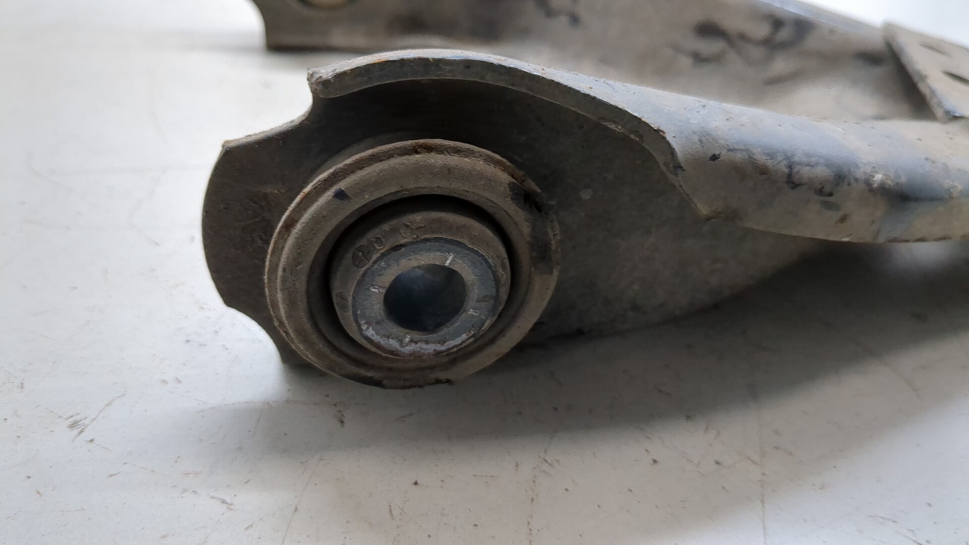 Рычаг передний левый