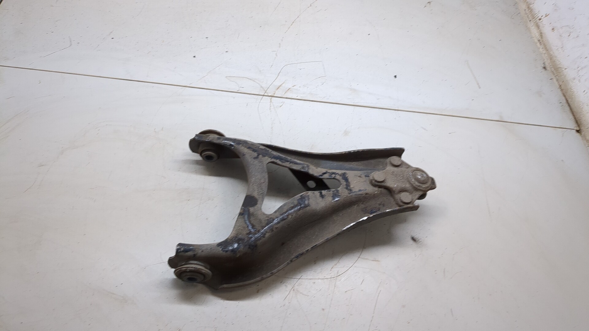 Рычаг передний левый