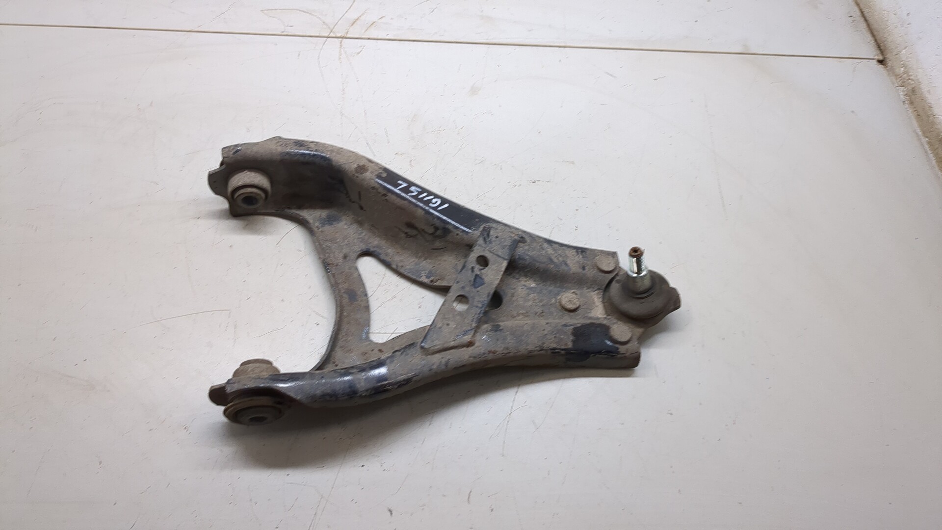 Рычаг передний левый