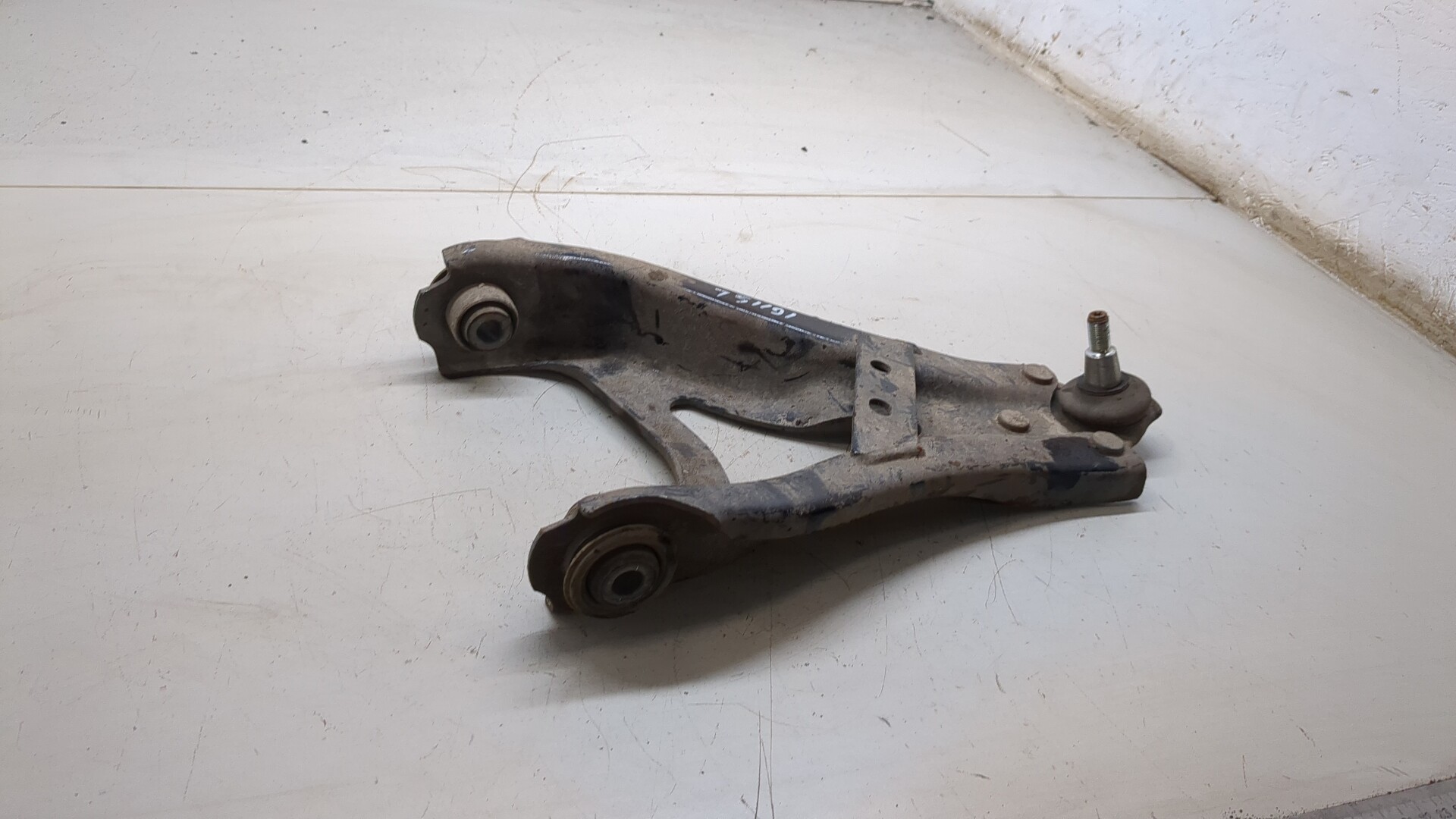 Рычаг передний левый