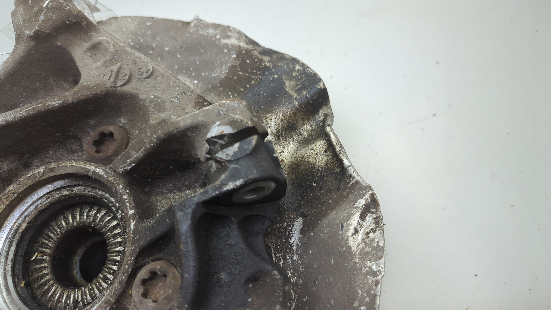 Кулак поворотный передний правый