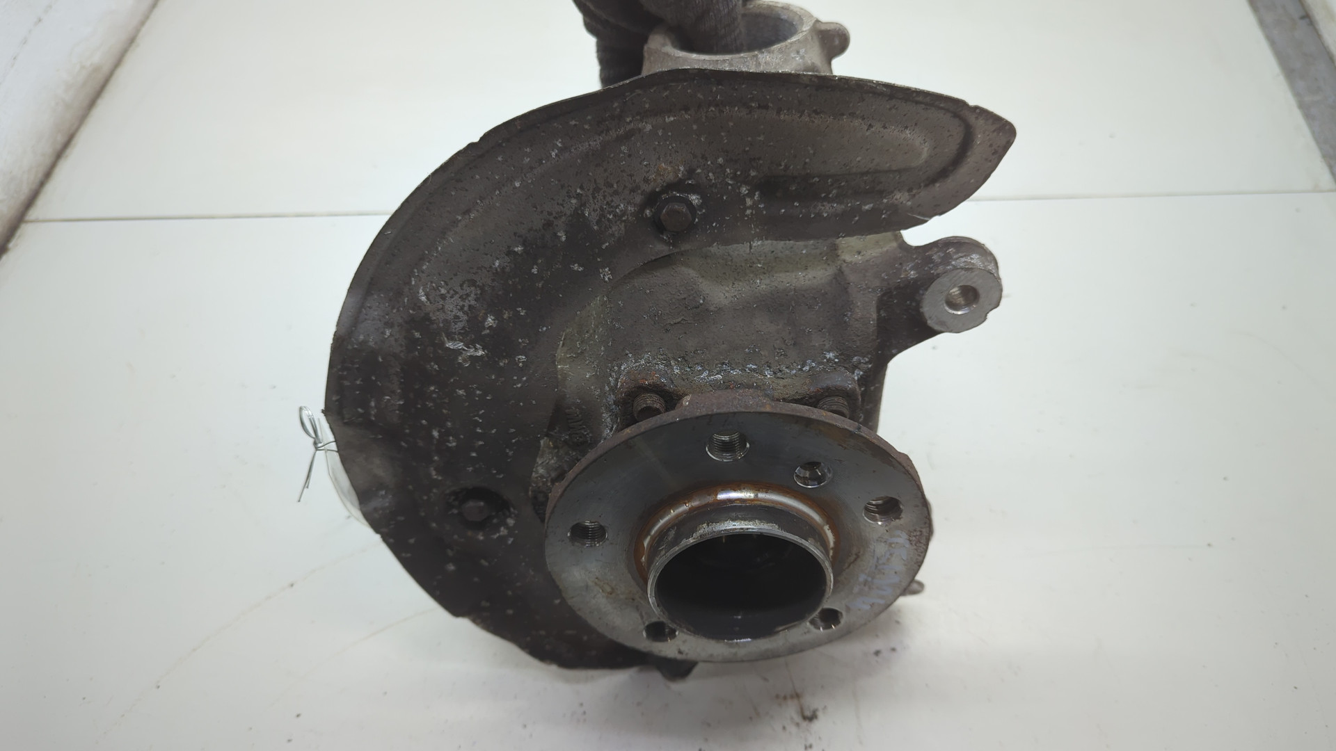 Кулак поворотный передний правый