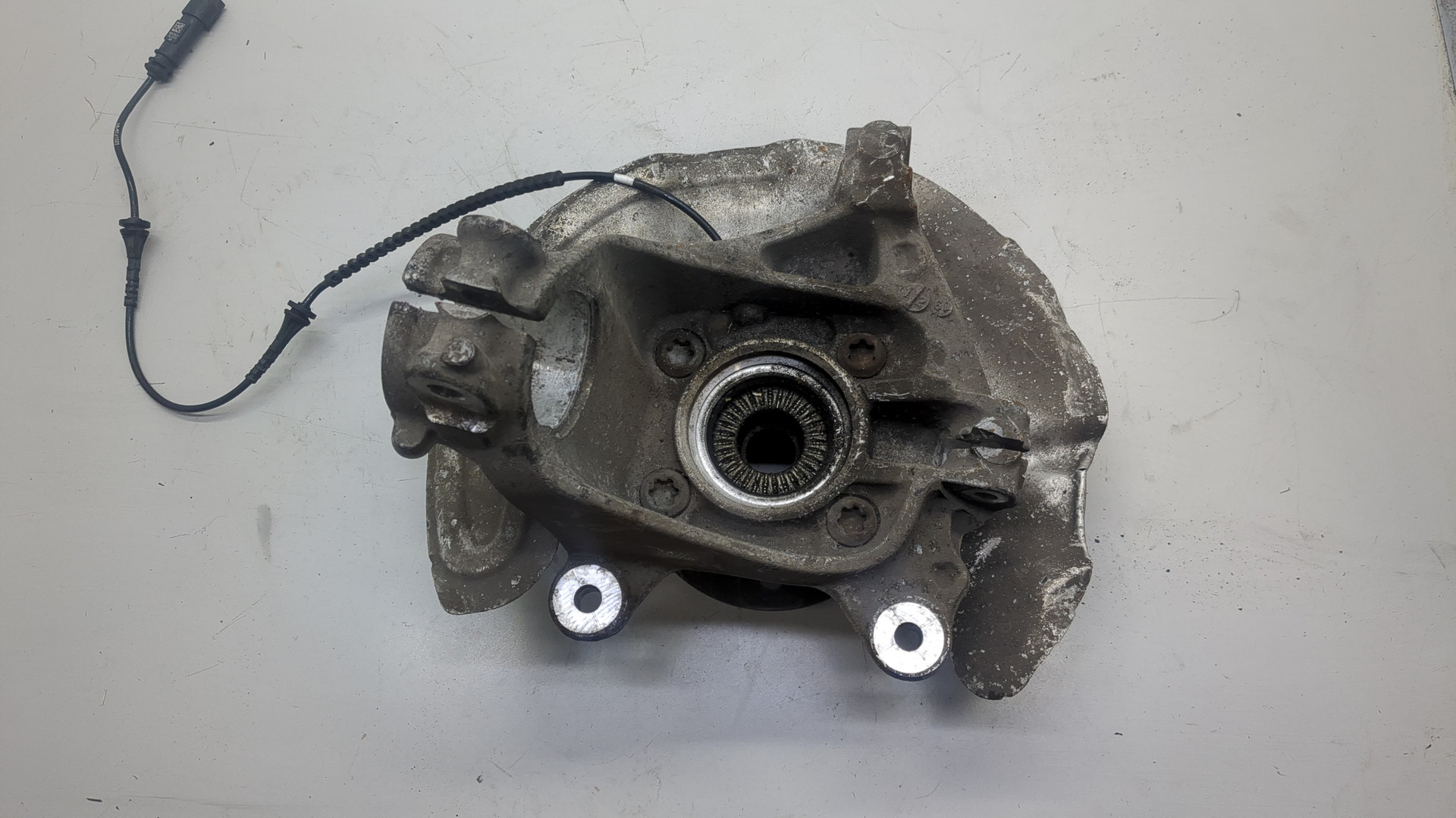 Кулак поворотный передний правый