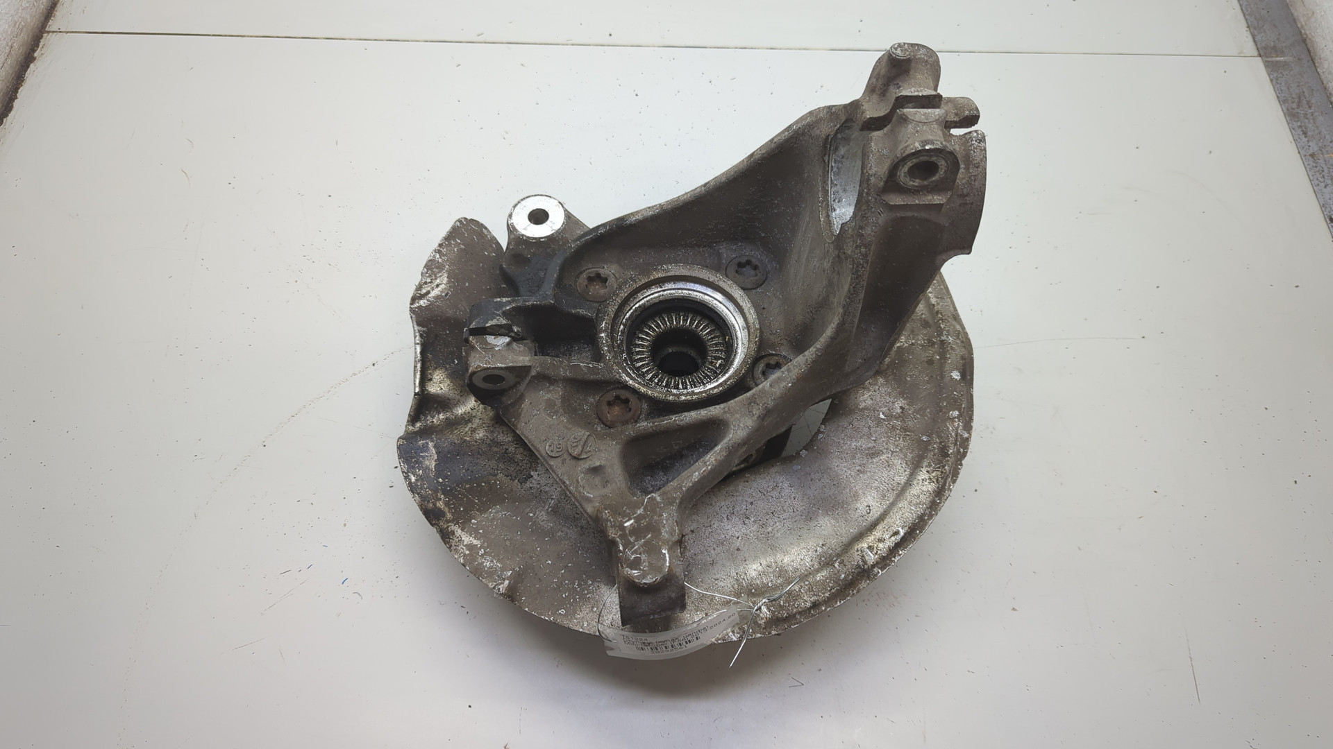 Кулак поворотный передний правый