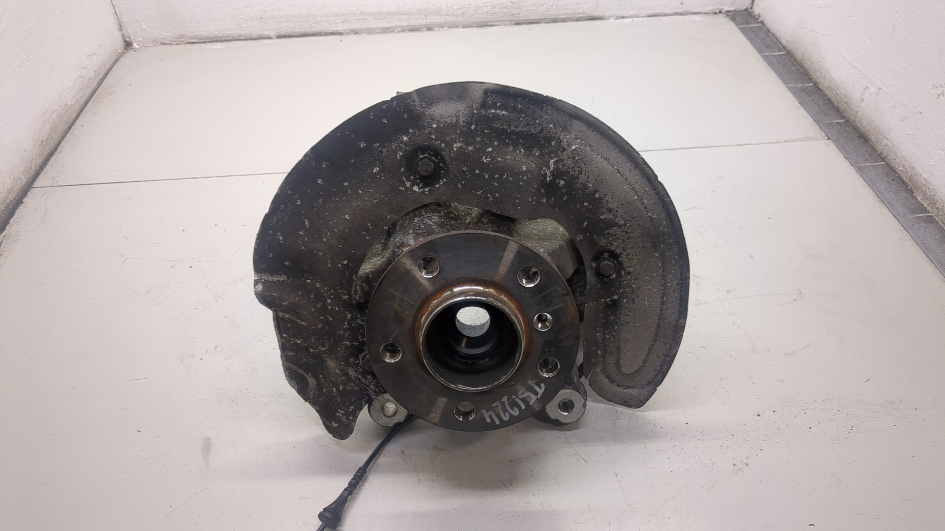 Кулак поворотный передний правый