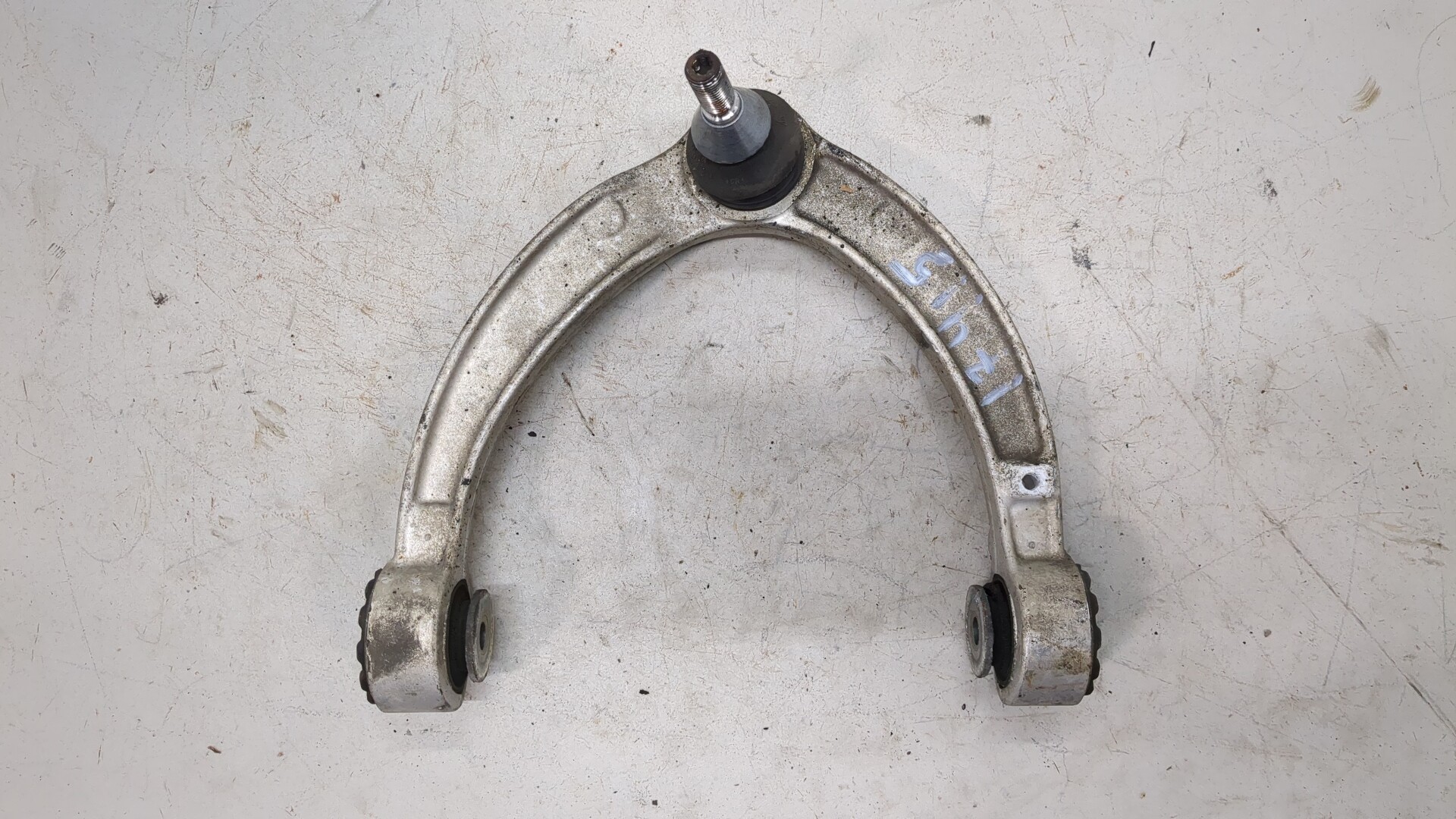 Рычаг передний правый