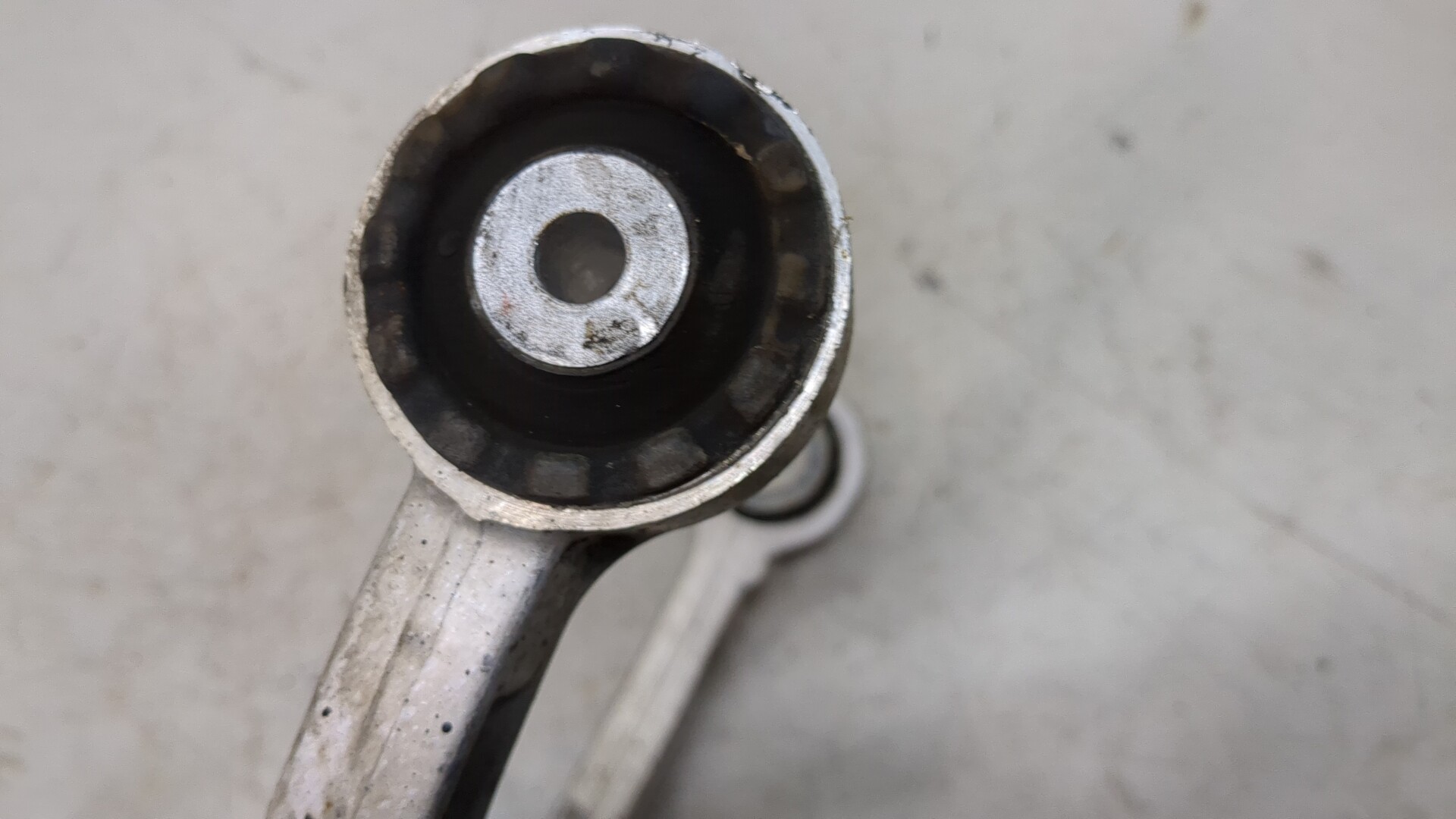 Рычаг передний правый