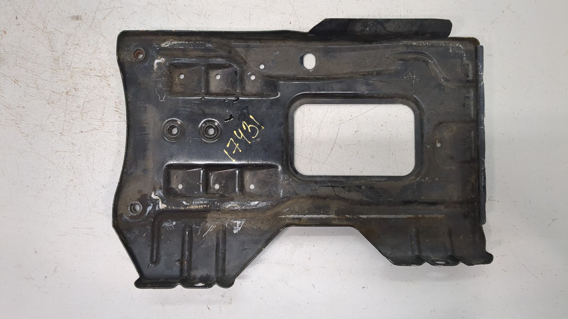 Площадка под аккумулятор (АКБ)