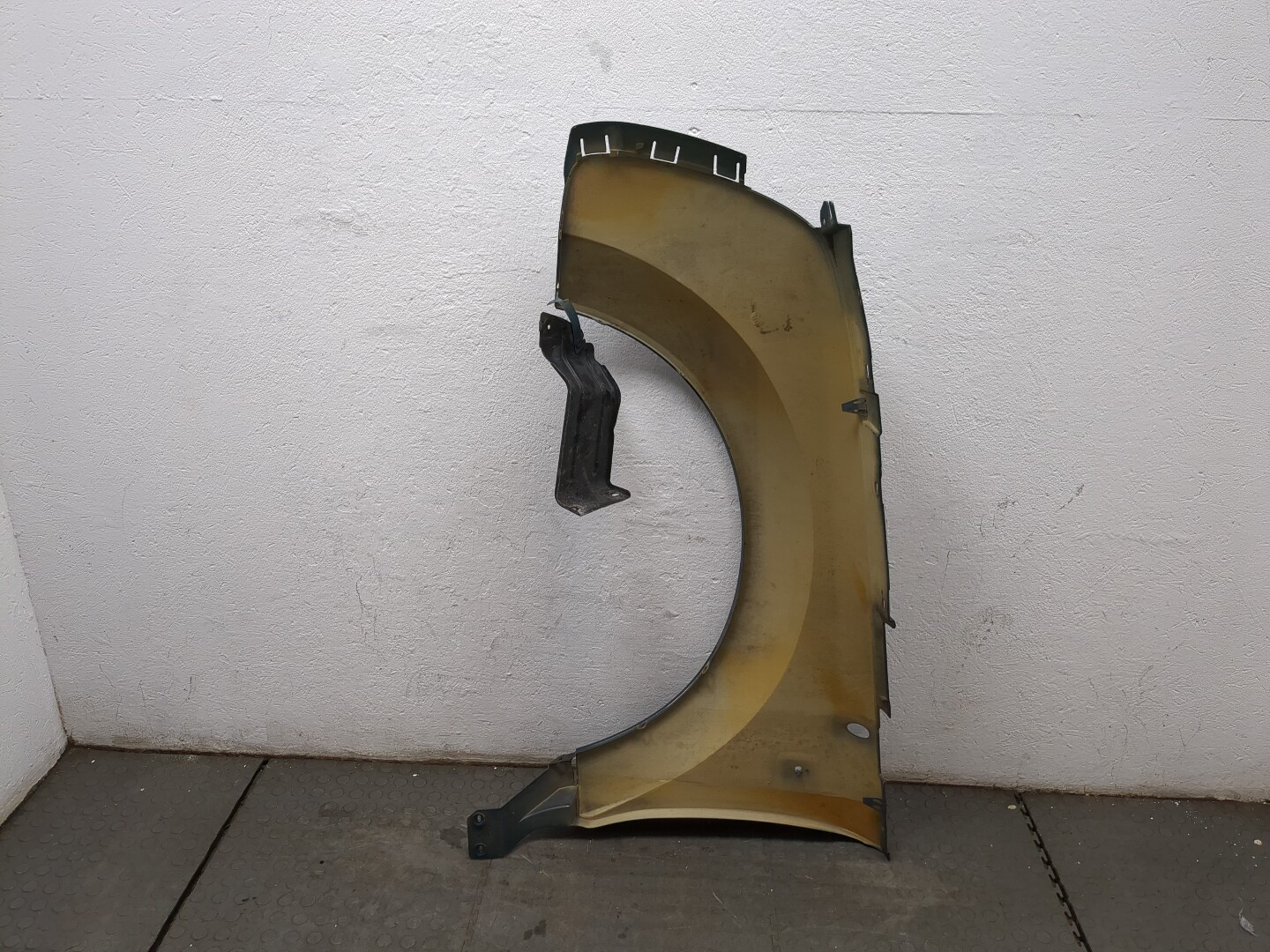 Крыло переднее правое