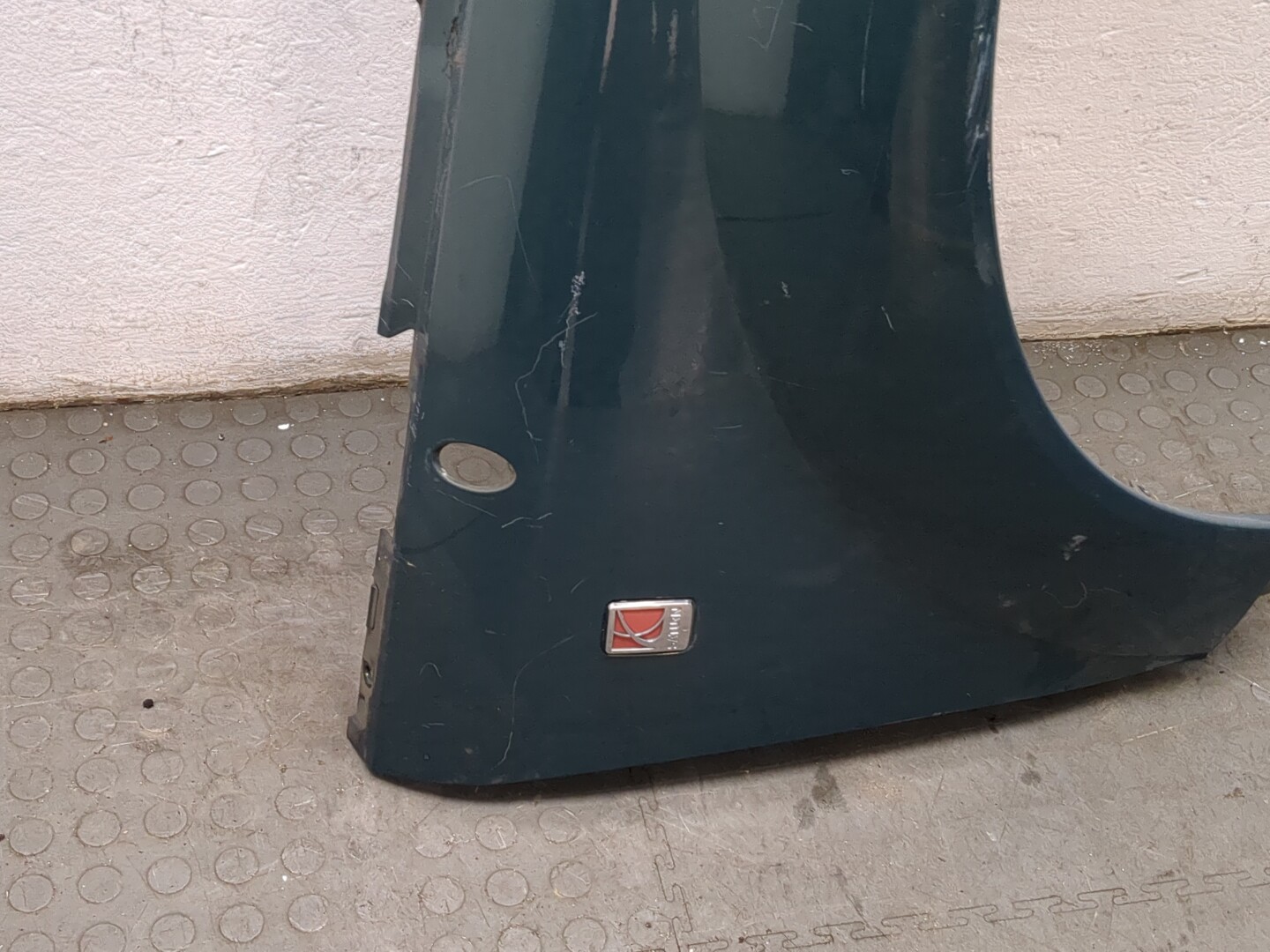 Крыло переднее правое