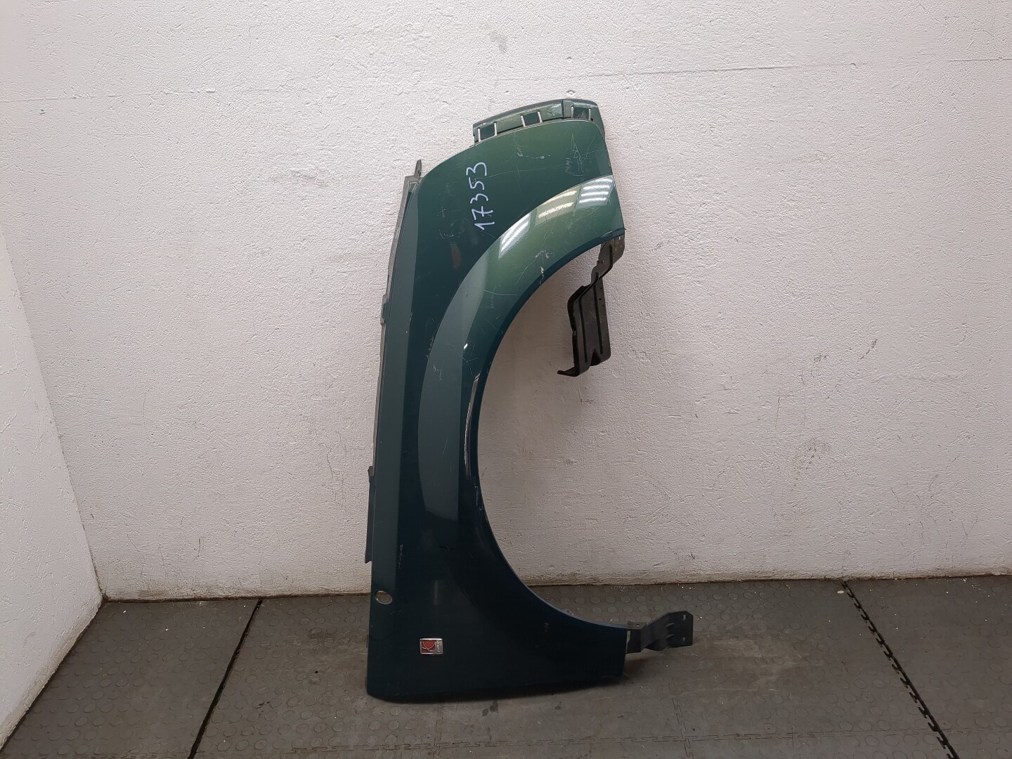 Крыло переднее правое