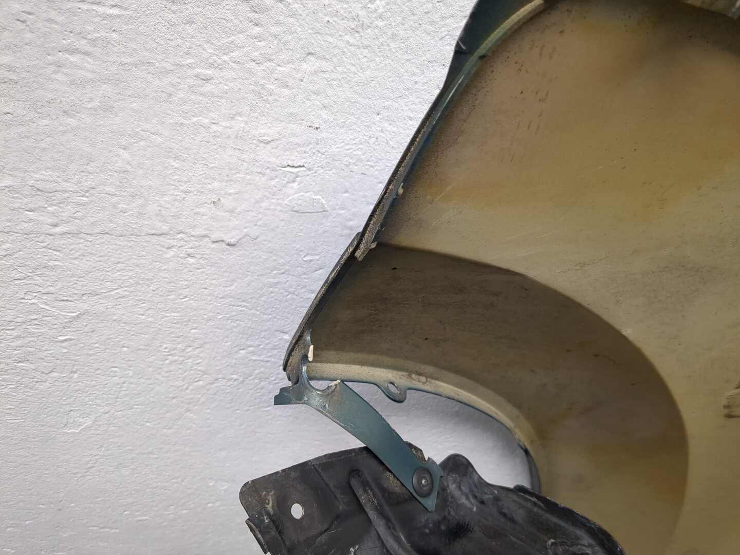 Крыло переднее правое