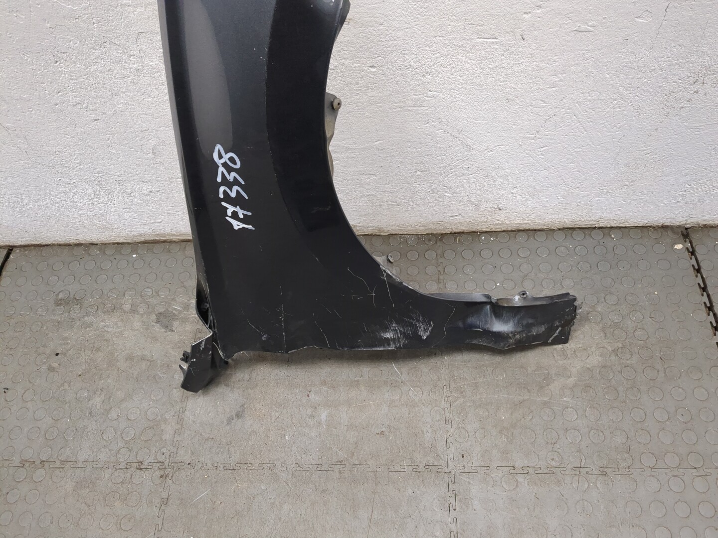 Крыло переднее правое