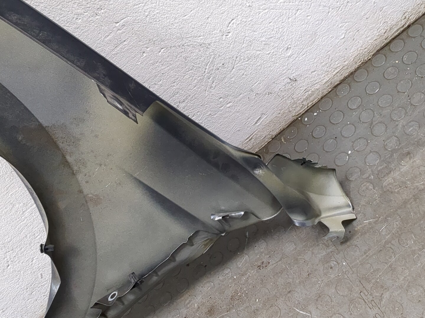 Крыло переднее правое