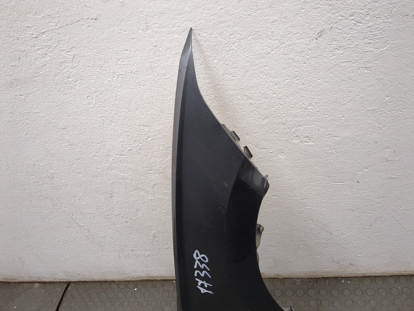 Крыло переднее правое