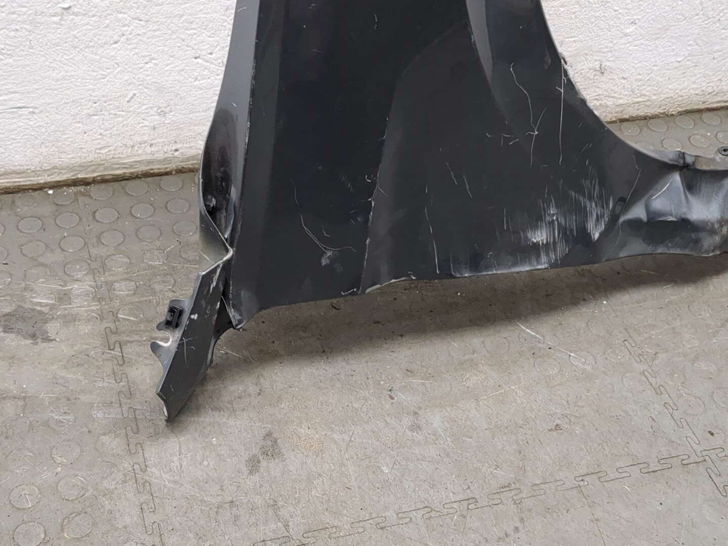 Крыло переднее правое