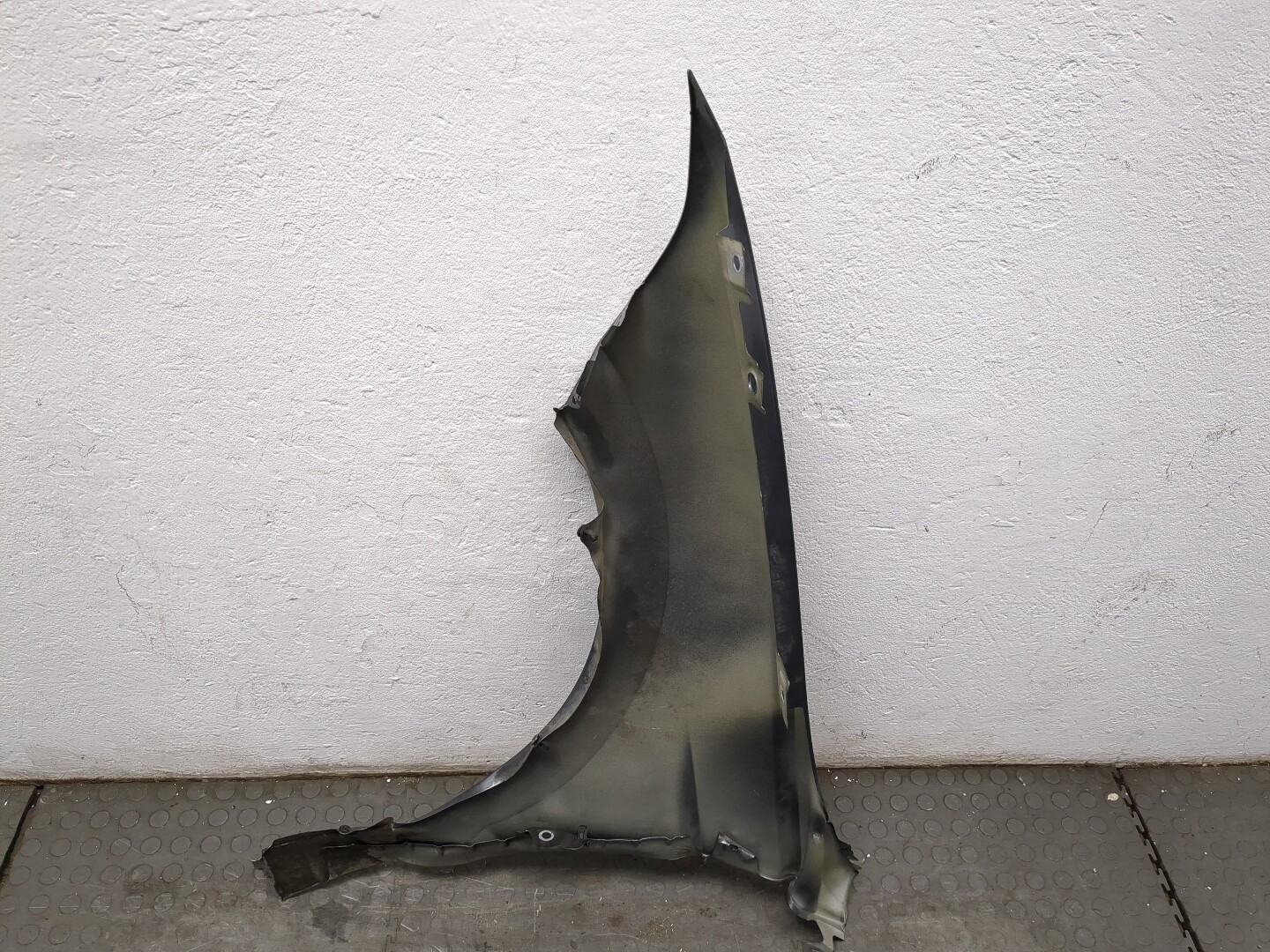 Крыло переднее правое