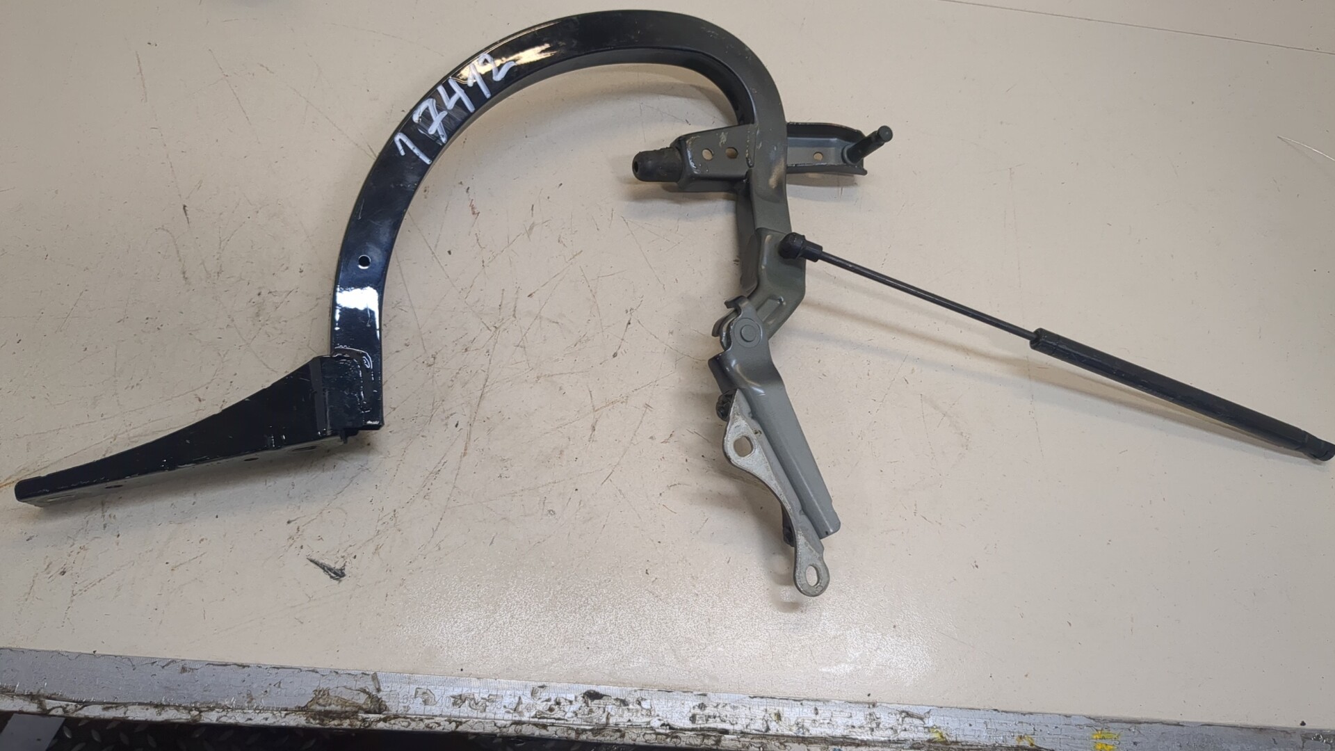 Петля крышки багажника