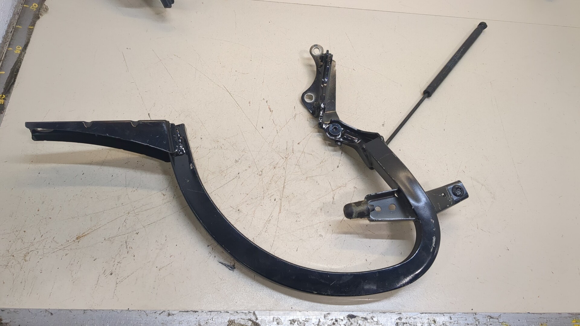 Петля крышки багажника