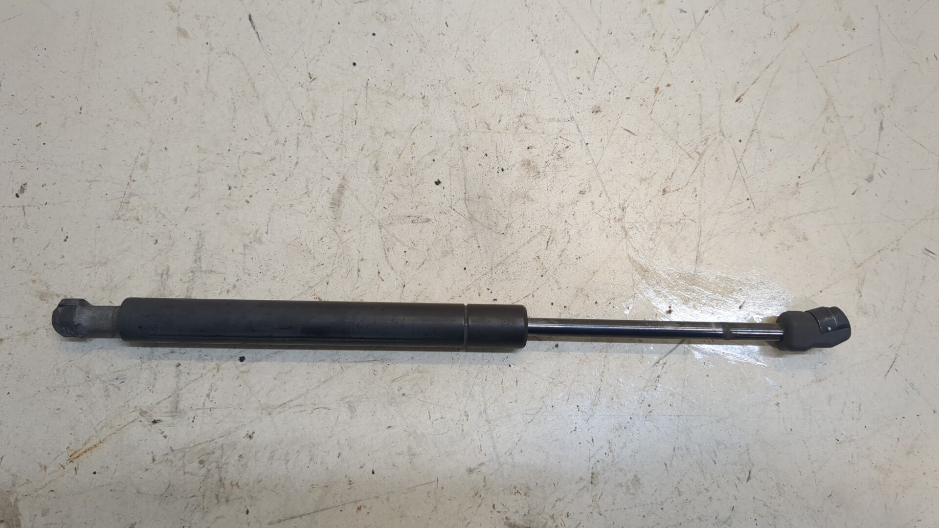 Амортизатор капота