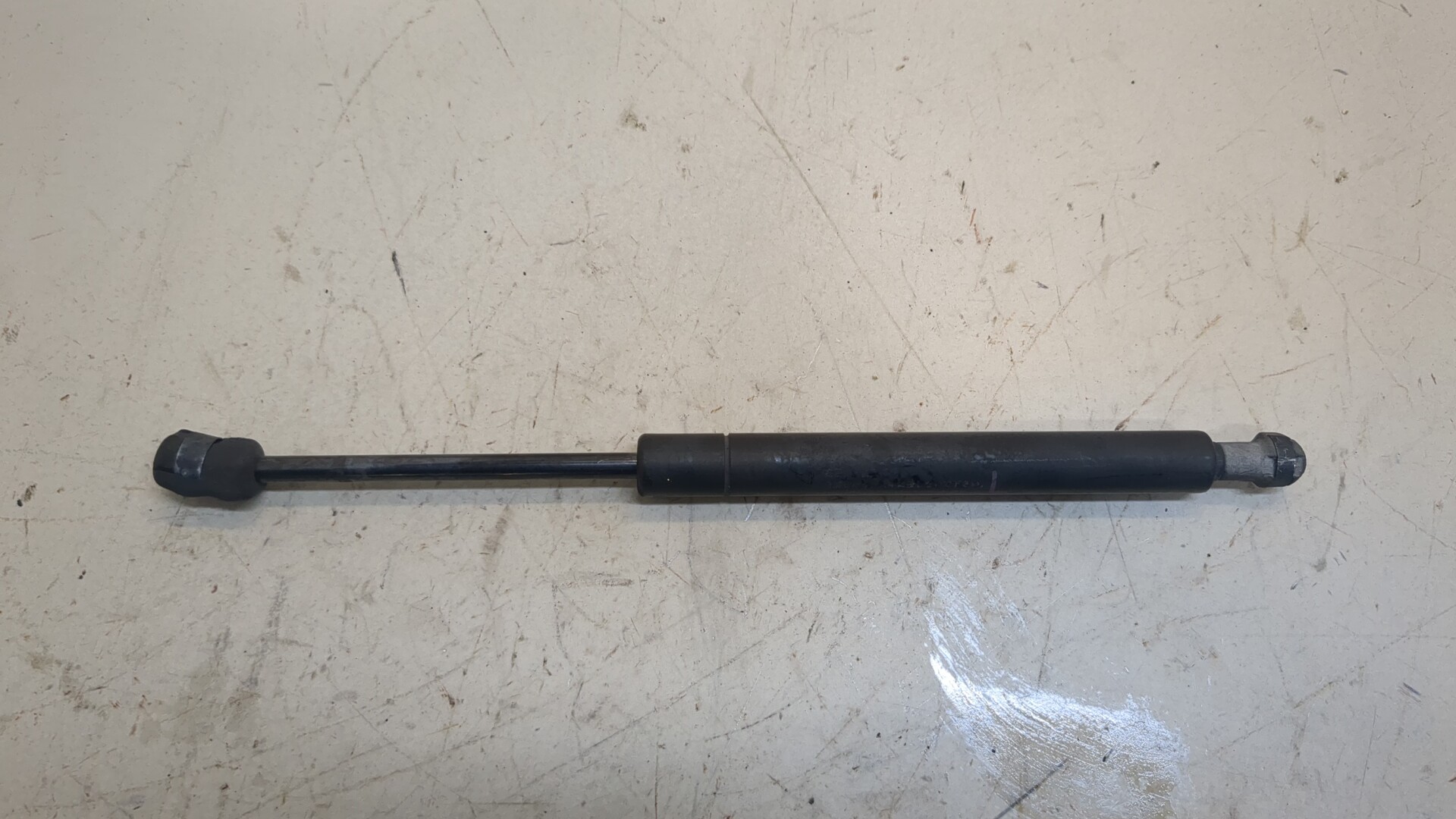 Амортизатор капота