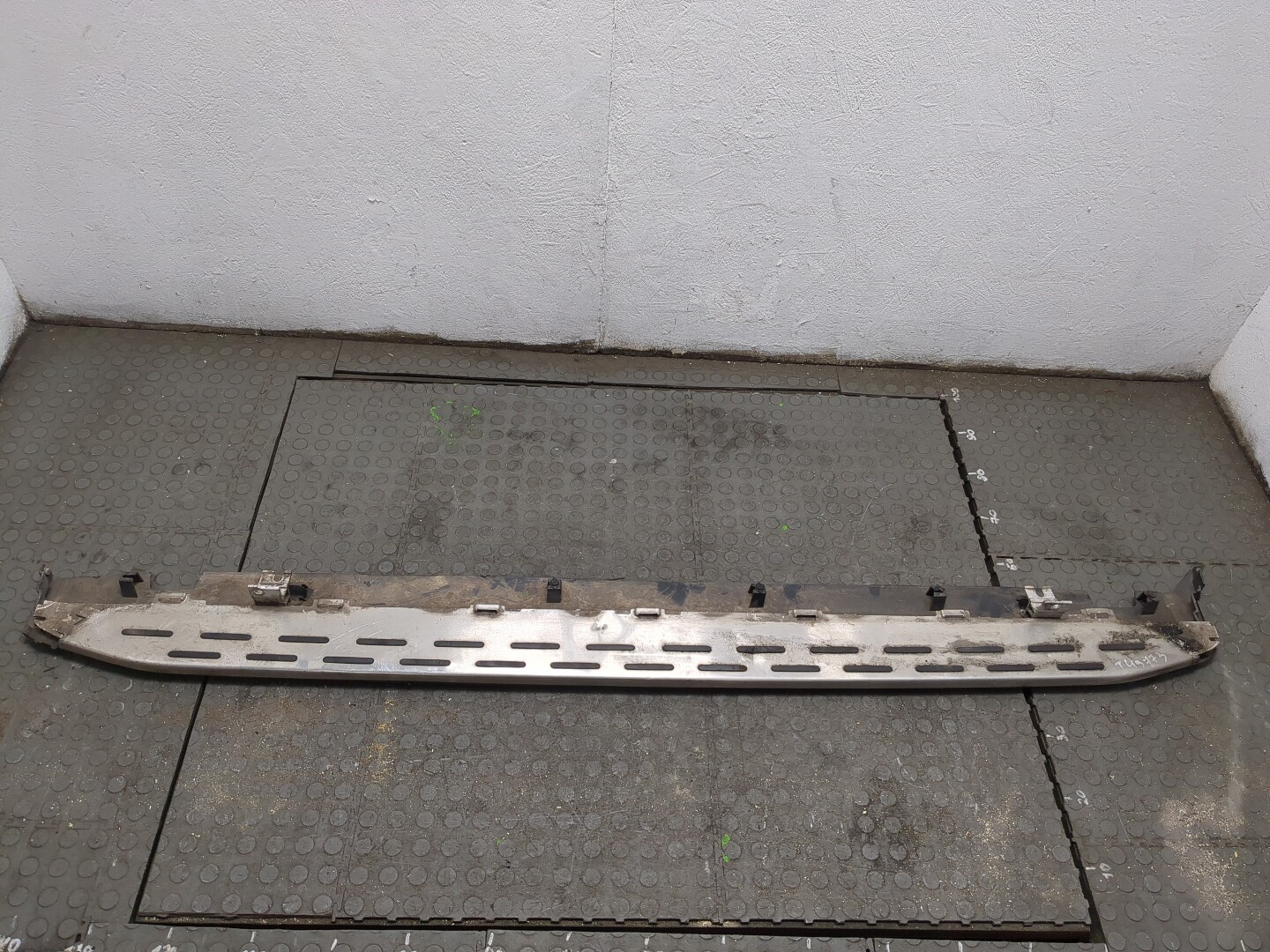 Подножка левая