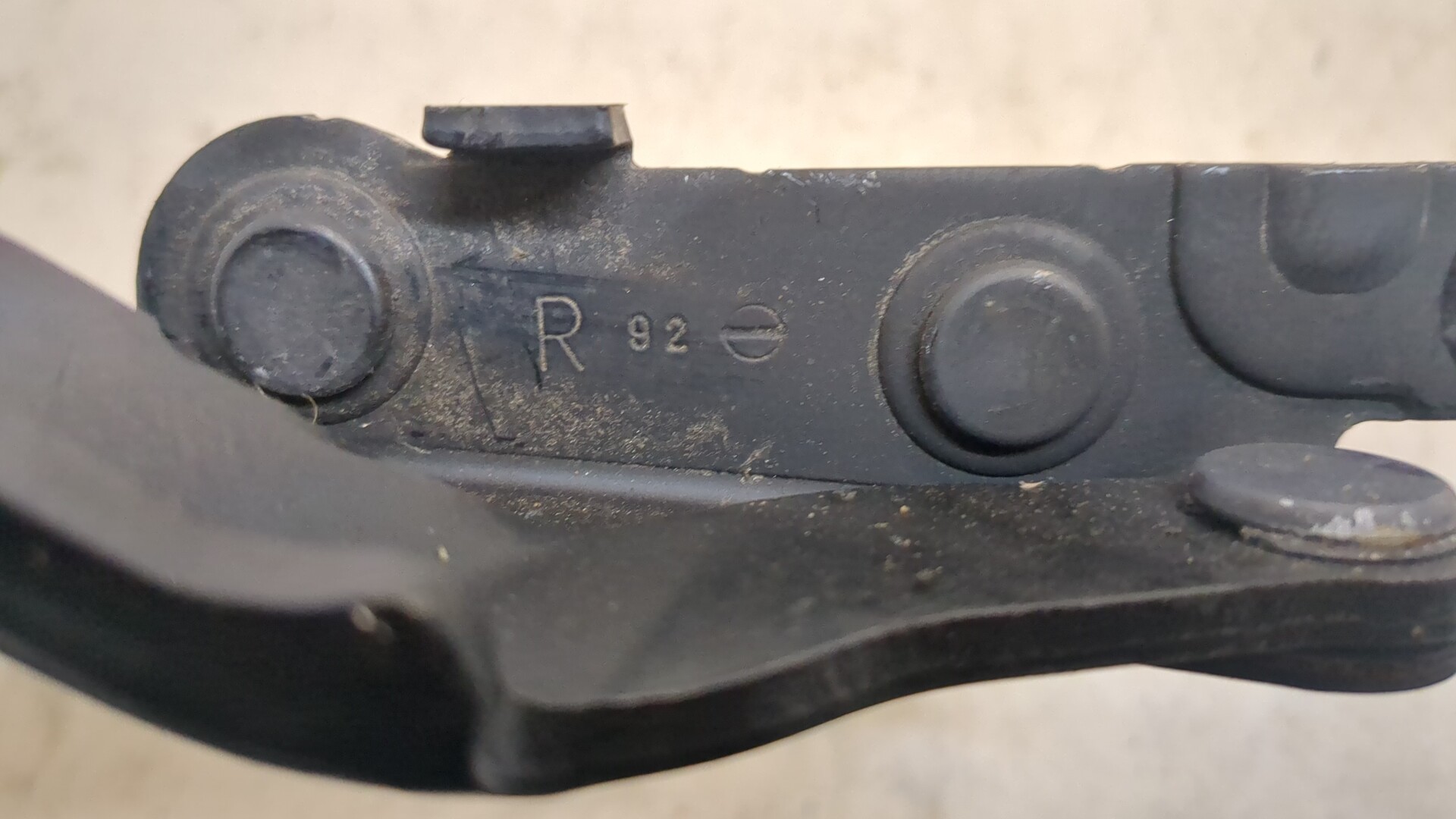 Петля крышки багажника