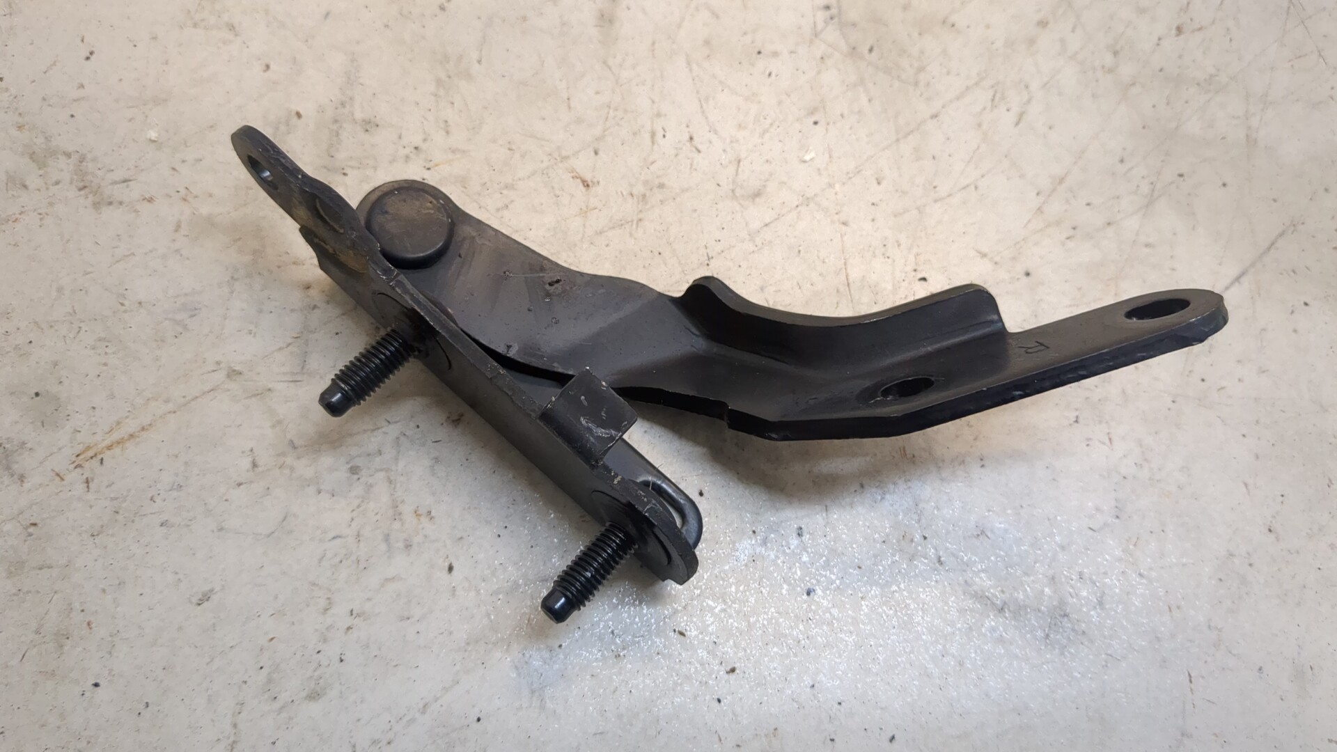 Петля крышки багажника