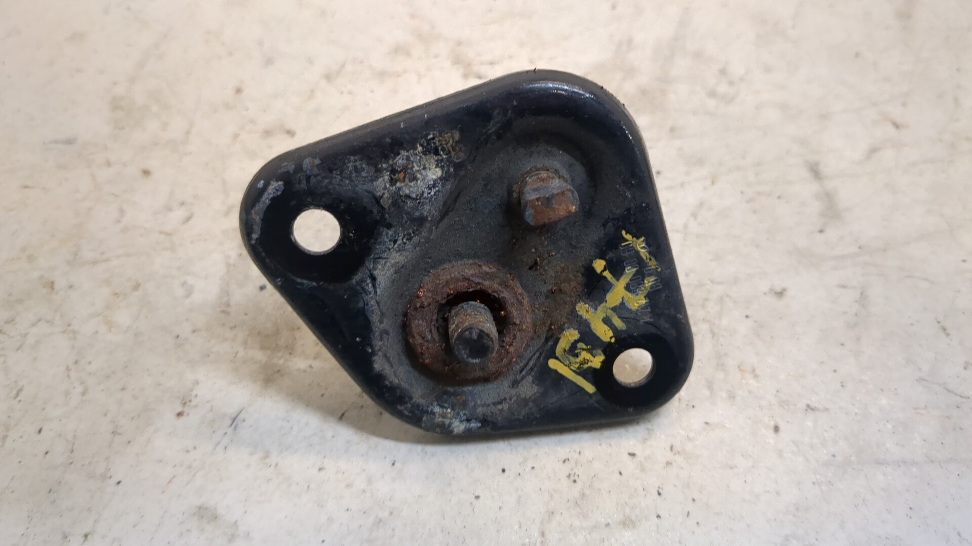 Замок капота