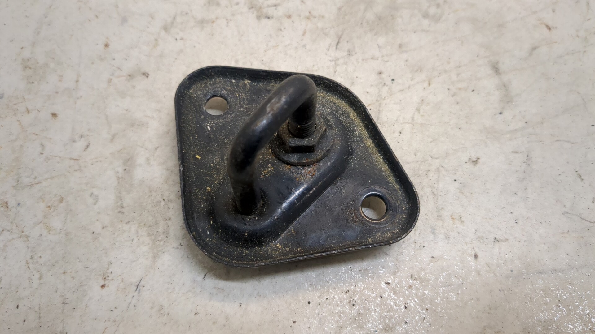 Замок капота