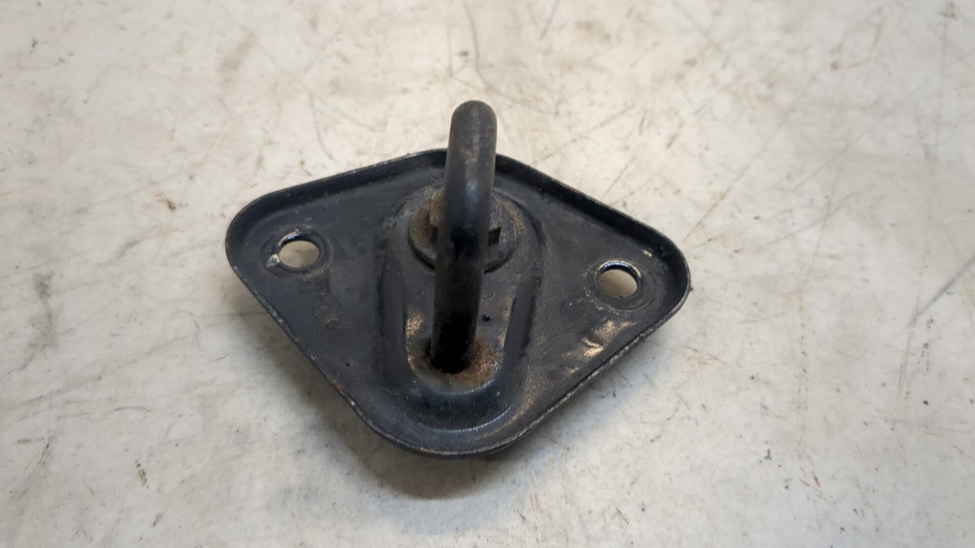 Замок капота