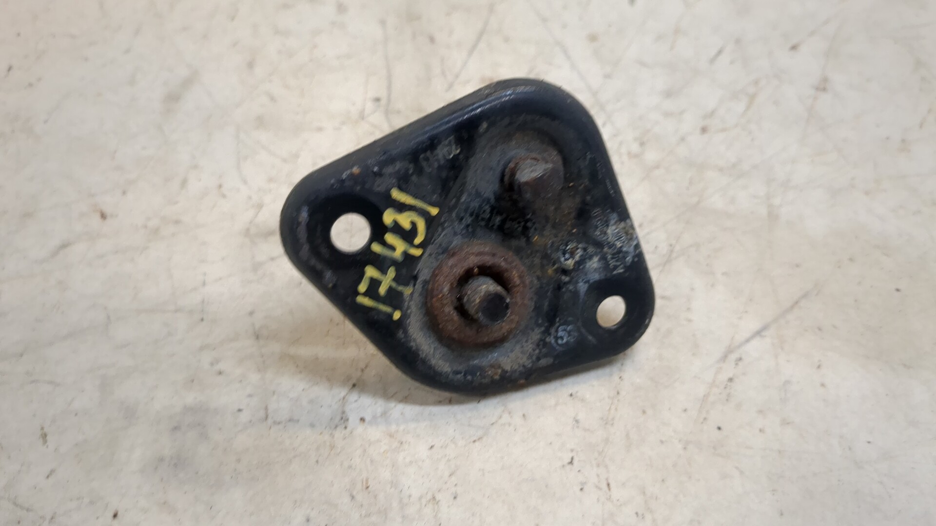 Замок капота