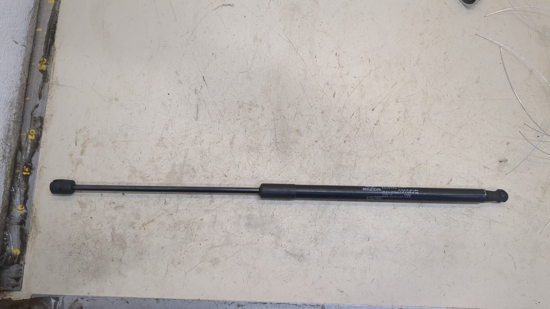 Амортизатор капота