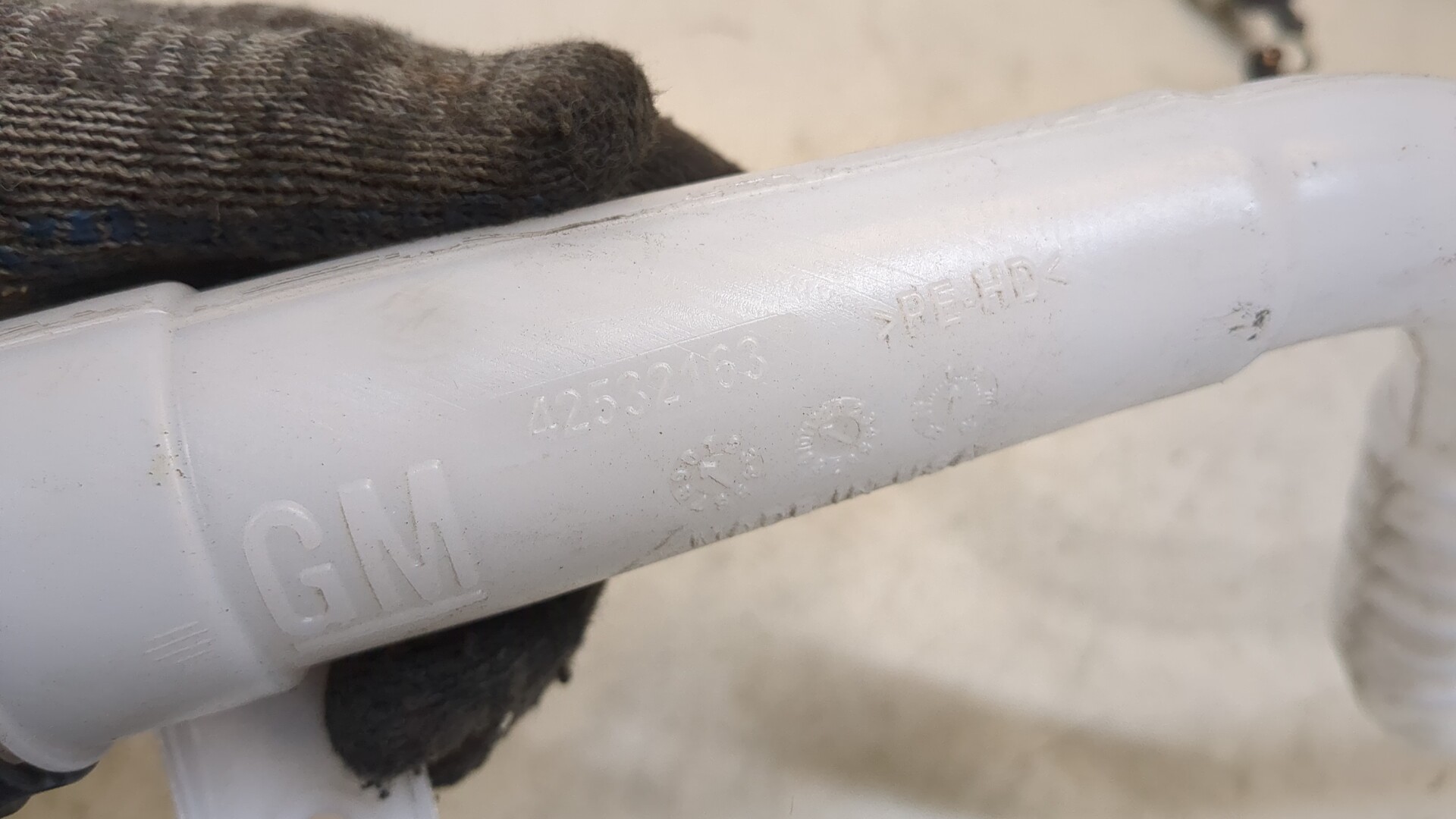 Горловина бачка омывателя