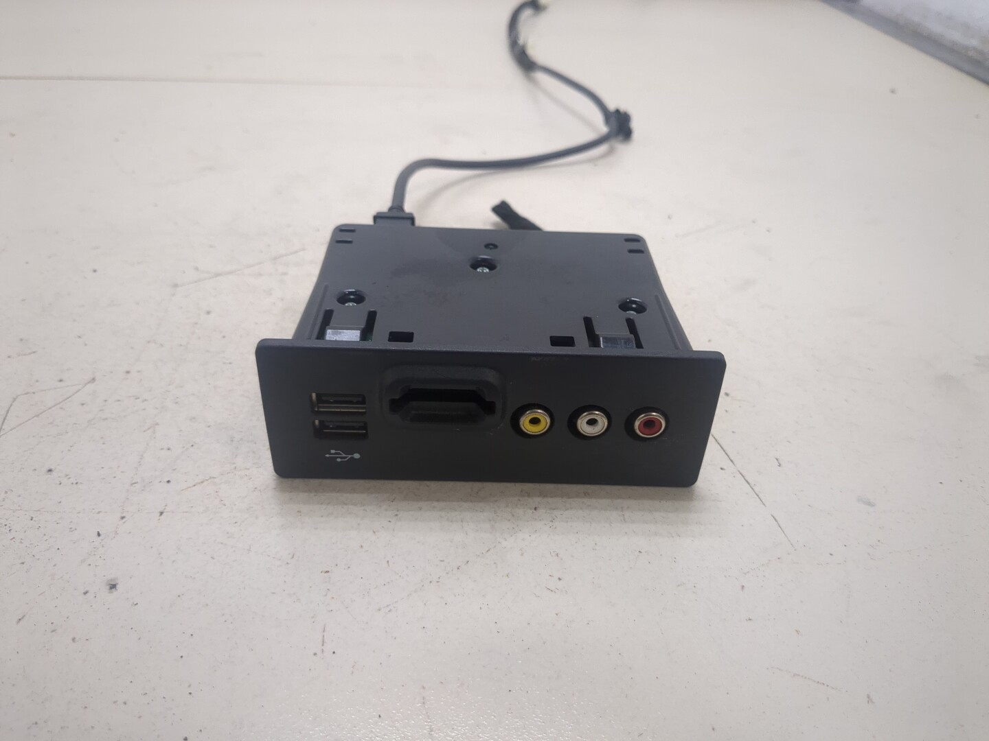 Гнездо AUX / USB IN