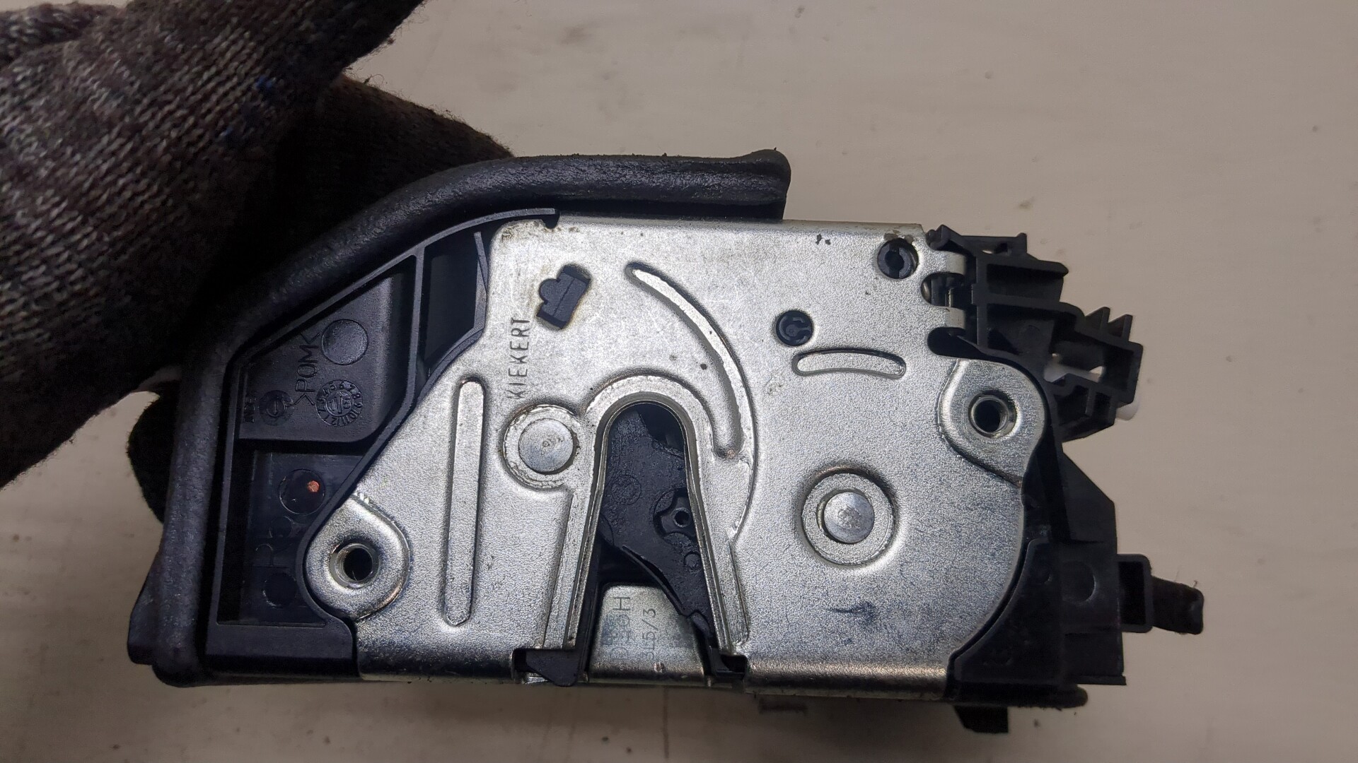 Замок двери передней правой