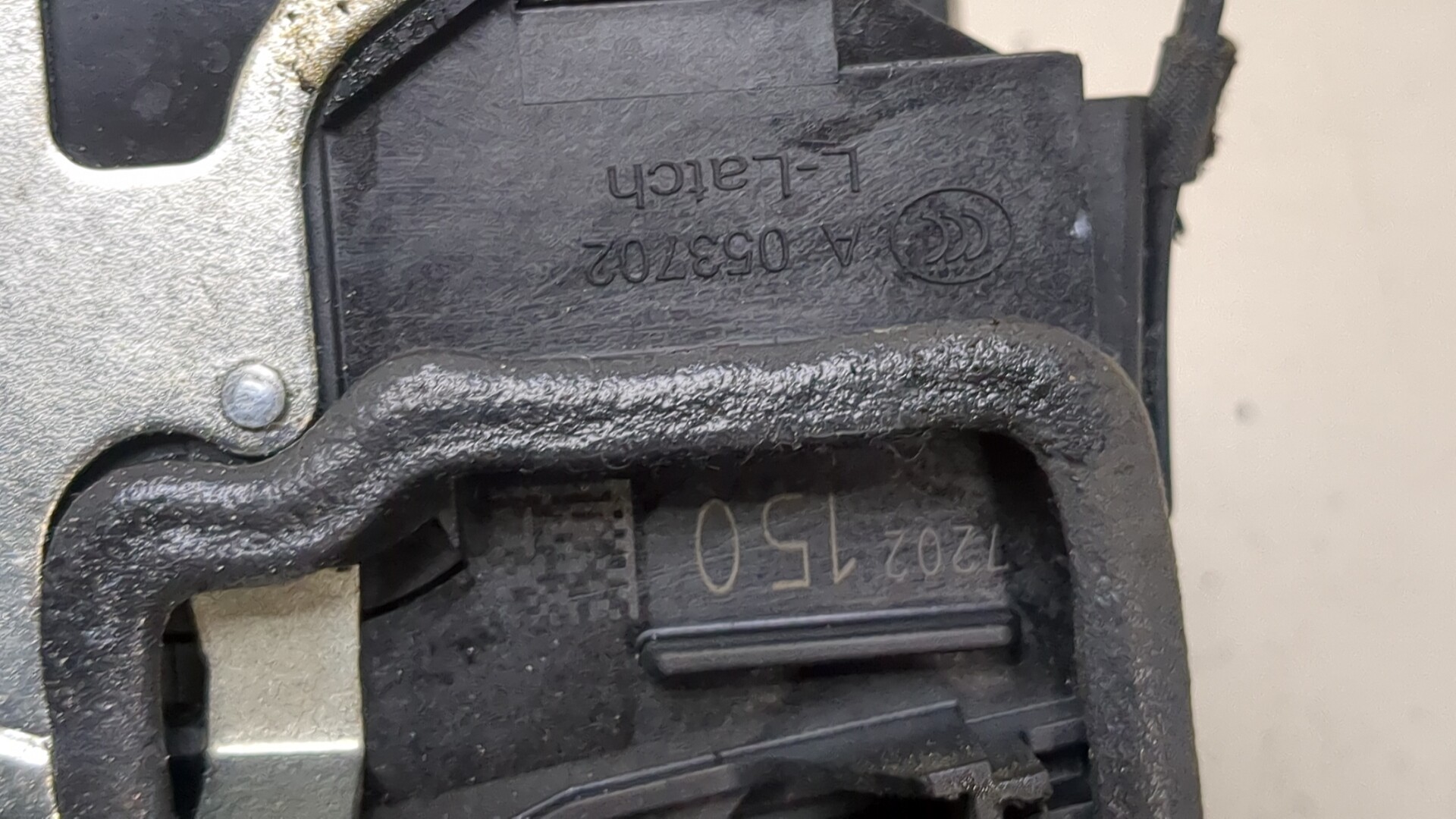 Замок двери передней правой