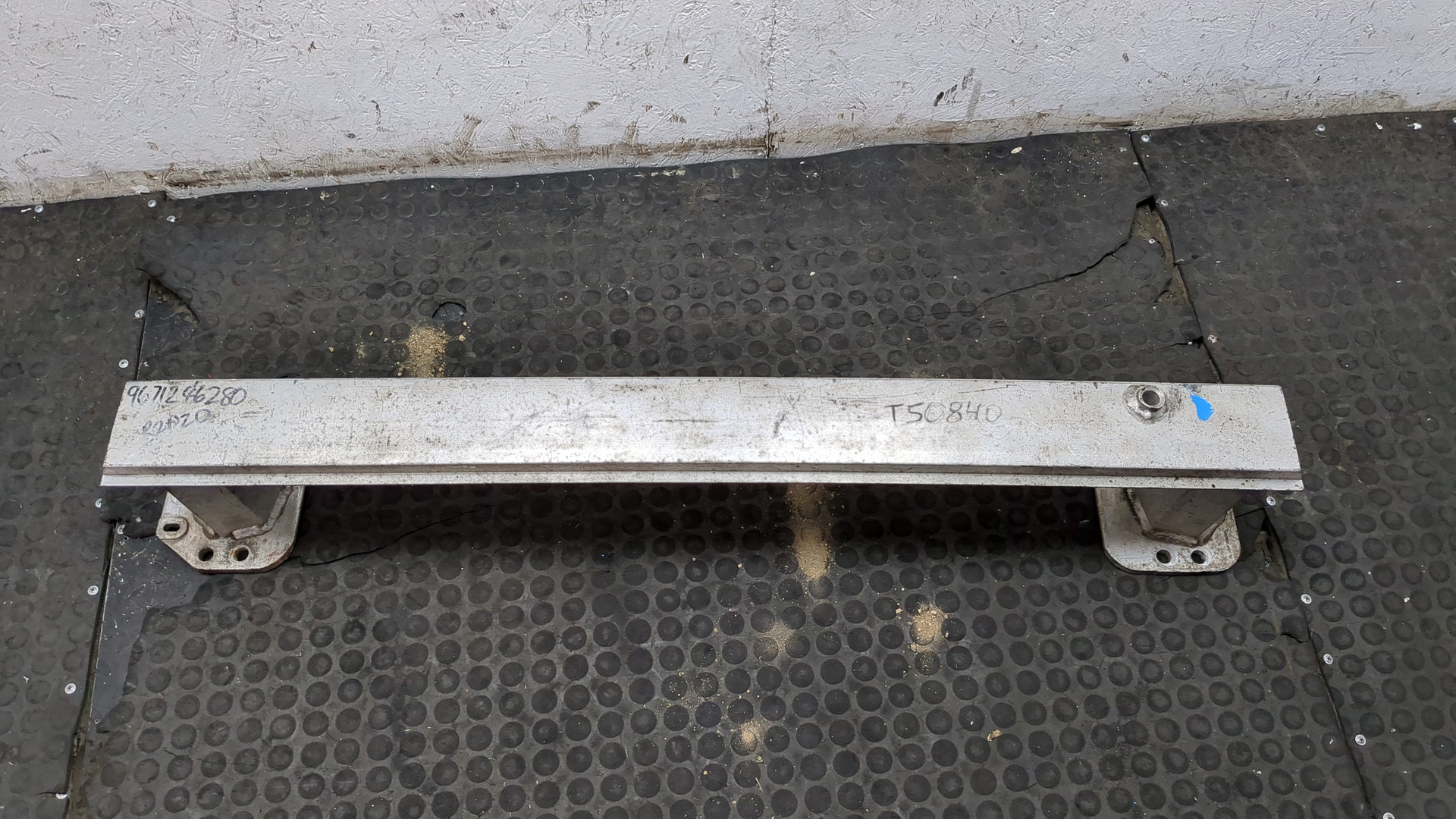 Усилитель переднего бампера