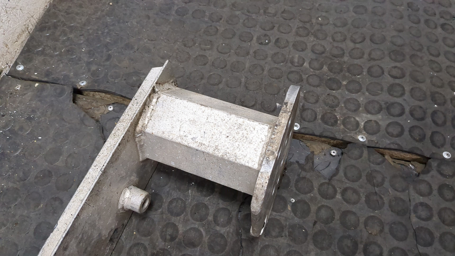 Усилитель переднего бампера