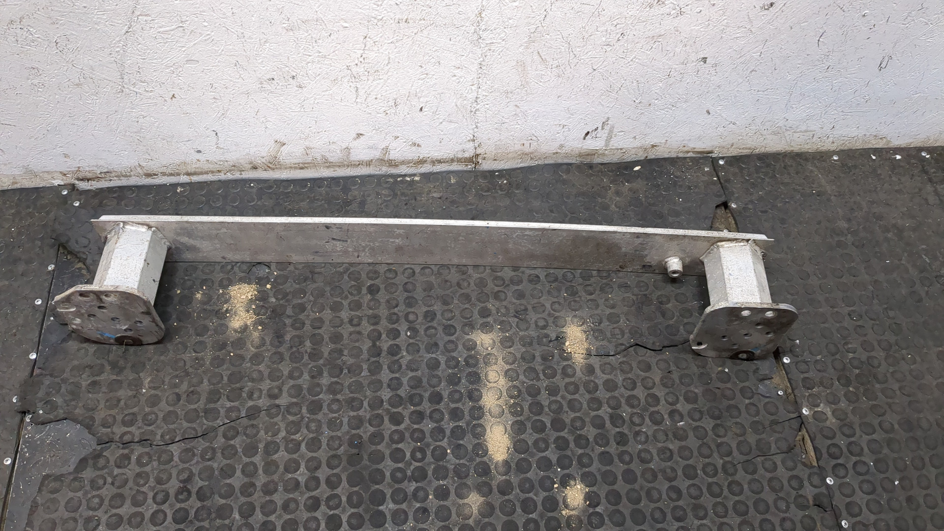 Усилитель переднего бампера