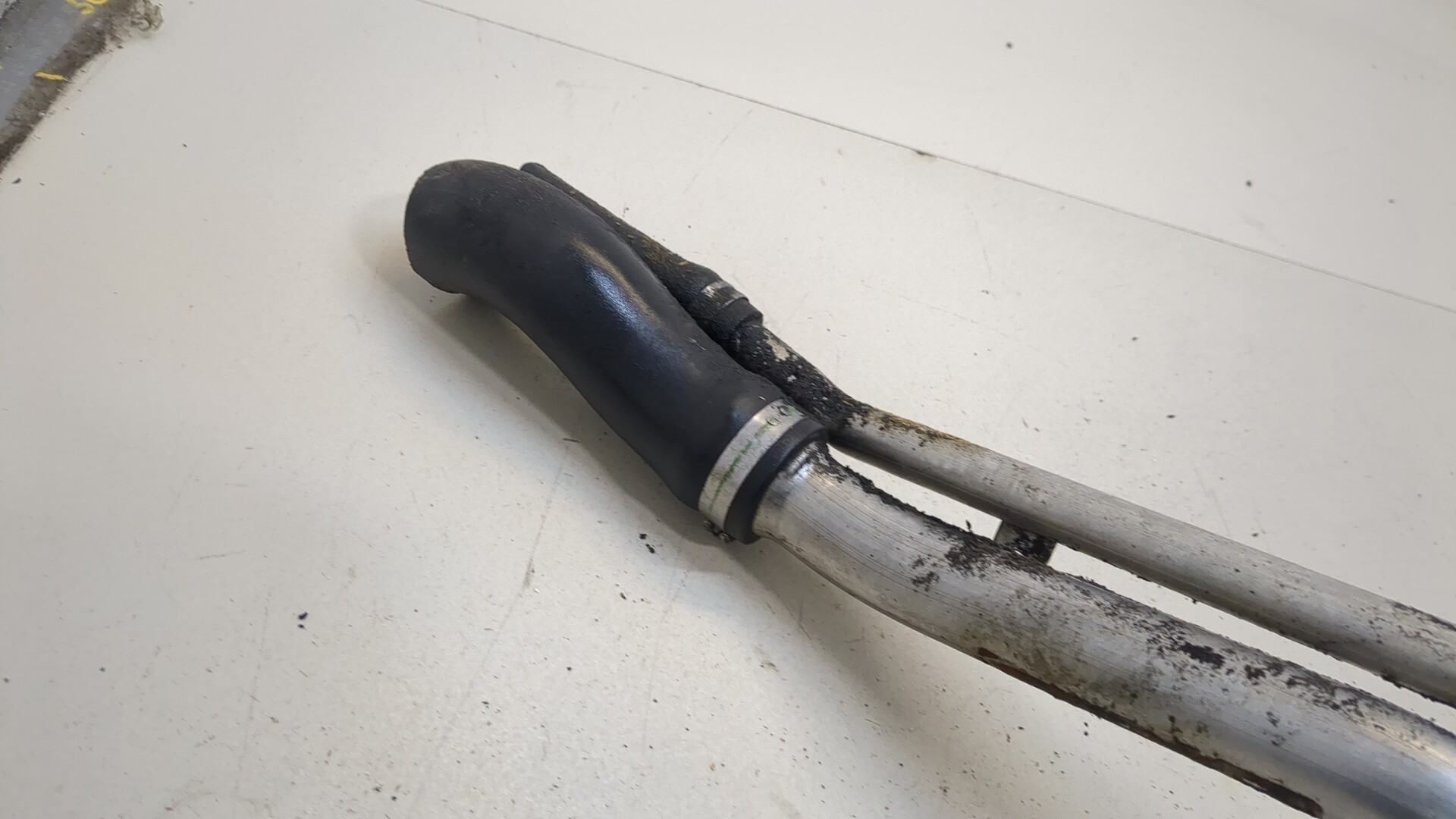 Горловина топливного бака